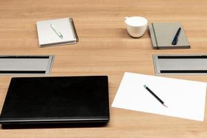 laptop en notitieboekje Aan tafel in vergadering kamer. brainstorming concept foto