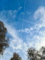 prachtig panorama van de vorming van cirruswolken in een diepblauwe lucht foto