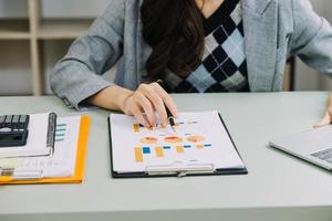 bedrijf team Geschenk. professioneel investeerder werken nieuw begin omhoog project. financiën managers vergadering.digitaal tablet aanmeren scherm computer ontwerp slim telefoon gebruik makend van, in ochtend- licht foto