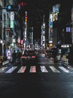 osaka, japan, 2018-toeristen pakken het winkelgebied in osaka in foto