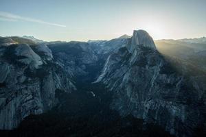 prachtige yosemite-vallei op het hoogtepunt van zonsopgang foto