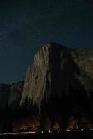 bruine bergklif met sterrenhemel foto