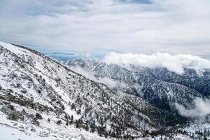 mt. kale kom bedekt met sneeuw in Californië foto