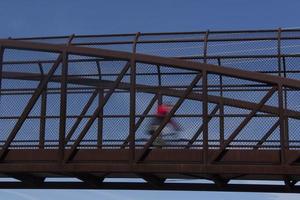 fietser in beweging over de brug foto