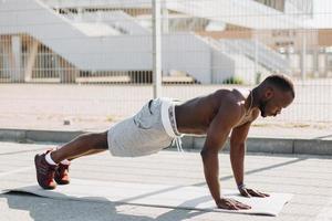 man doet pushups foto