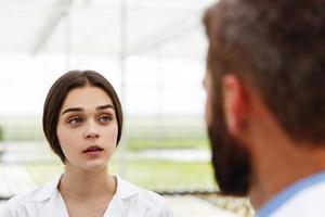 man en vrouw in de serre foto