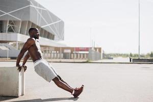 Afro-Amerikaanse man doet push-ups foto