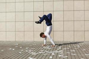 een handstand doen foto