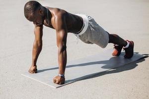 Afro-Amerikaanse man doet push-ups foto