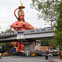nieuw Delhi, Indië - juni 21, 2022 - groot standbeeld van heer Hanuman in de buurt de Delhi metro brug gelegen in de buurt karol zak, Delhi, Indië, heer Hanuman groot standbeeld aanraken lucht foto