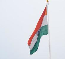 indiase vlag hoog op connaught plaats met trots in blauwe lucht, indiase vlag wapperen, indiase vlag op onafhankelijkheidsdag en republiek dag van india, tilt-up shot, wuivende indische vlag, har ghar tiranga foto