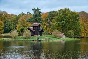 frederiksborg kasteel park meer met eiland Aan welke de hout louises staat. foto