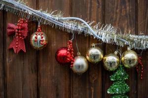 Kerstmis decoratie Aan een keten van lichten in voorkant van een houten muur foto