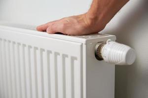 hand- beurt warmte radiator knop thermostaat foto