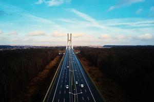 groot brug over- rivier- met auto's verkeer foto