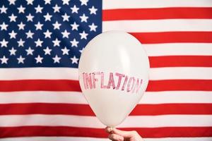 wereld inflatie concept. ballon met woord inflatie tegen Verenigde Staten van Amerika vlag foto