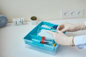 huis geneeskunde doos met een medisch items foto