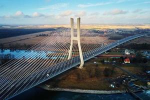 groot brug over- rivier- met auto's verkeer foto