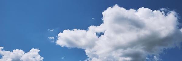 wolken in de blauwe lucht foto