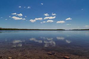 wolken reflectie in meer landschap foto