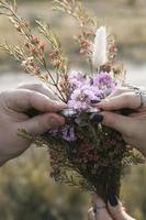 dichtbij omhoog bruiloft ringen en bloemen concept foto