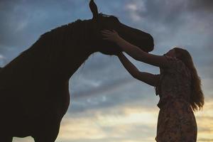vrouw strelen paard toneel- fotografie foto