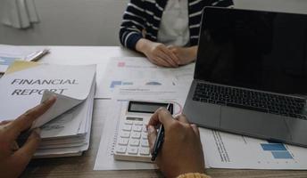 zakenvrouw Holding pennen en Holding diagram papier zijn vergadering naar plan verkoop naar ontmoeten doelen reeks in De volgende jaar.. foto