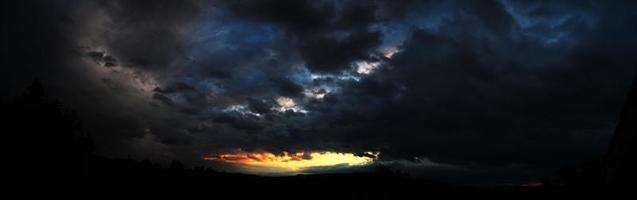 landschap van grijs wolken Bij zonsondergang, foto