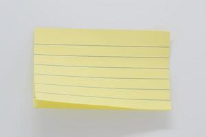 geel papier met lijnen voor notities, papieren achtergrond foto