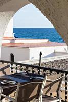 restaurant tafel met bord en bestek in voorkant van een terras met zee keer bekeken. vakantie. kom tot rust. foto