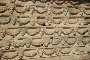 oude masker reliëfs in afrodisis oude stad in aydin, turkiye foto