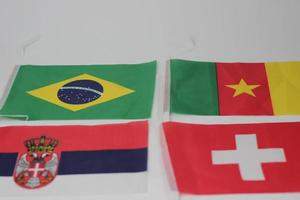 leer voetbal bal met Internationale team vlaggen van de deelnemen landen in de kampioenschap toernooi geïsoleerd Aan wit achtergrond. Amerikaans voetbal uitrusting competitief spel. wereld kop concept. foto