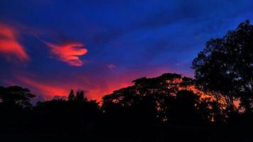 rood en blauw lucht en wolken abstract achtergrond foto