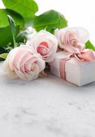 roze pastel rozen met geschenk doos foto