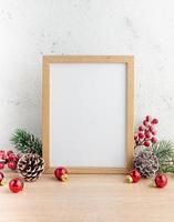 wit blanco houten kader mockup met Kerstmis decoraties foto