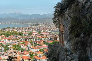 fethiye, kalkoen - november 13, 2022. panoramisch visie van de stad centrum en oud rots graven, helder zonnig dag, idee voor behang of reizen blog foto