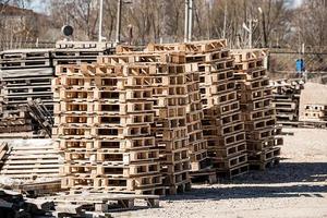 stack van houten pallets in magazijn. industrieel logistiek en t foto