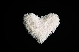 hartvormig rijst- Aan donker achtergrond. liefde en valentijnsdag dag concept. foto