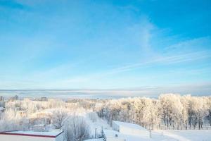 stad visie in winter. huizen en bomen in sneeuw. begin van winter seizoen. foto