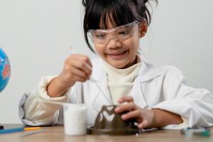 opleiding, wetenschap, chemie en kinderen concept - kinderen of studenten met test buis maken experiment Bij school- laboratorium foto