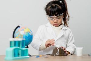 opleiding, wetenschap, chemie en kinderen concept - kinderen of studenten met test buis maken experiment Bij school- laboratorium foto