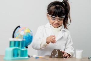 opleiding, wetenschap, chemie en kinderen concept - kinderen of studenten met test buis maken experiment Bij school- laboratorium foto