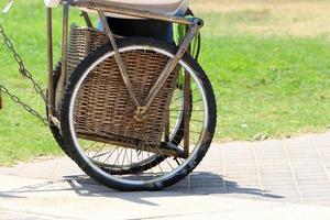 fiets in de stad park in de buurt de zee. foto