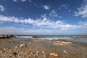 kust van de Middellandse Zee in Noord-Israël. foto