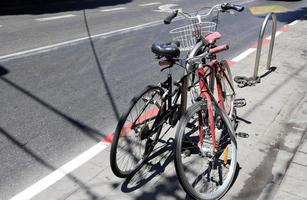 fiets in de stad park in de buurt de zee. foto