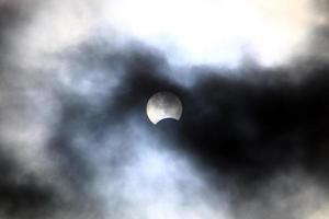 zonne- verduistering - de maan gedeeltelijk blokken de zon van een waarnemer Aan aarde. foto