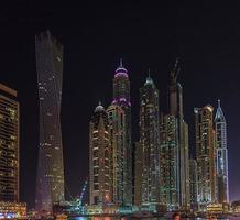 afbeelding van wolkenkrabbers van Dubai jachthaven Bij nacht foto