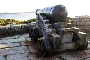 een kanon met een houten koets, Aan de defensief muur in de scilly eilanden foto