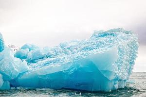 een blauw ijsberg drijvend in de zee in svalberg foto