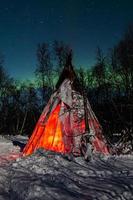 sami lavvu, tipi, in Lapland, met noordelijk lichten in de lucht foto